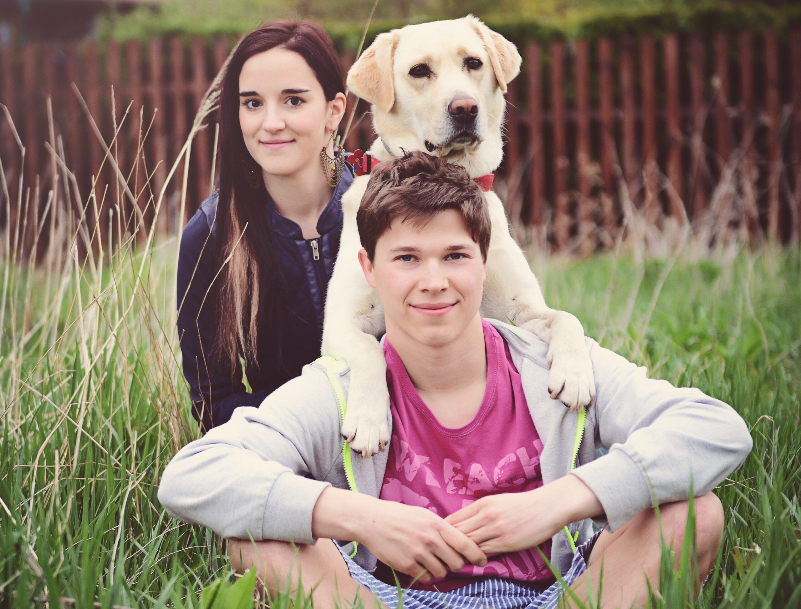 fotka, na které je Filip, přítelkyně Anička a labradorka Maggie